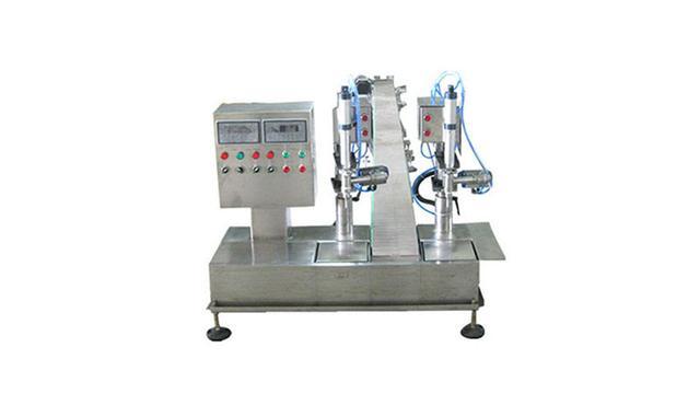 依据酒的特性(黏稠度,酒精含量等)开展机械自动化生产制造的机器设